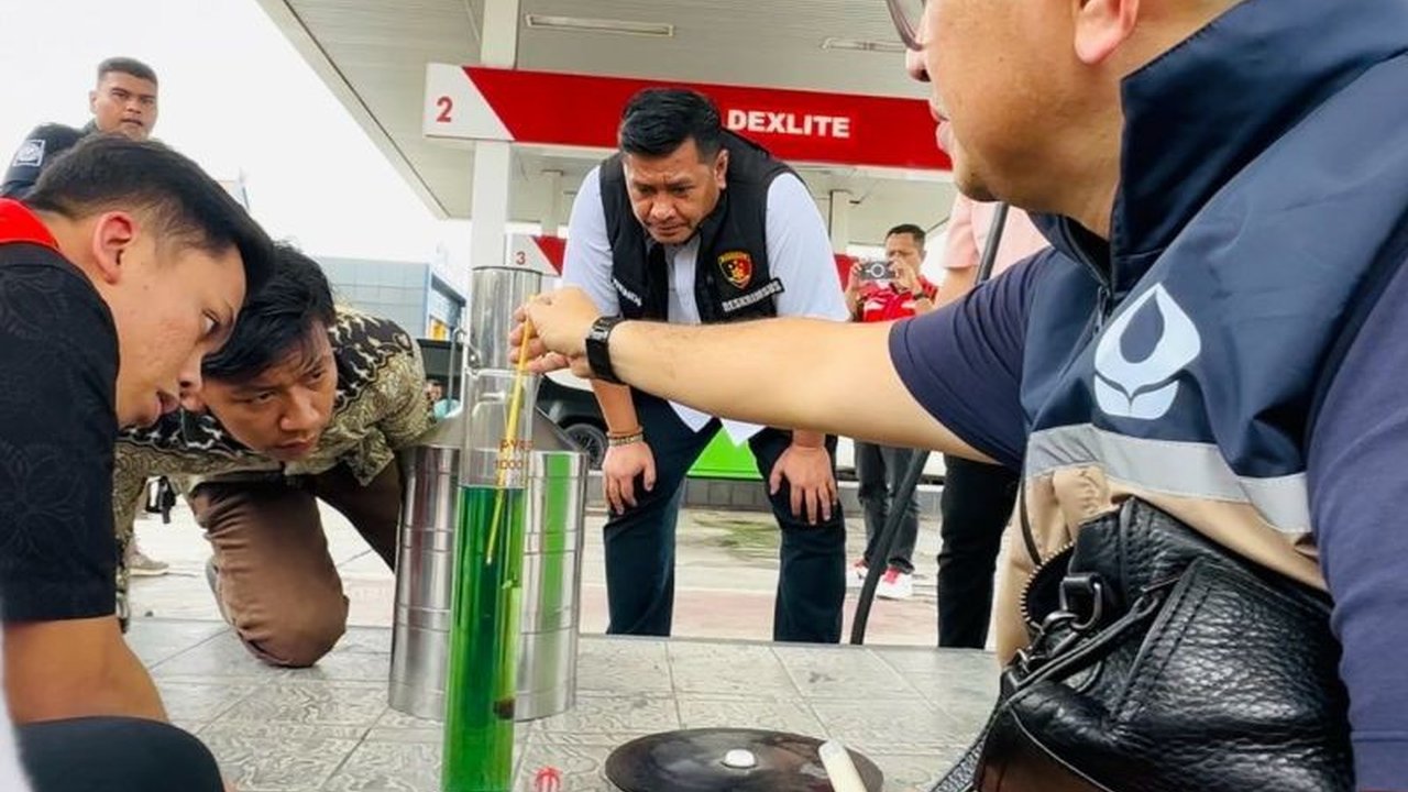 Ditreskrimsus Polda Jambi melakukan pengecekan kualitas BBM di sejumlah SPBU untuk memastikan masyarakat mendapatkan BBM sesuai standar dan mencegah praktik penipuan.