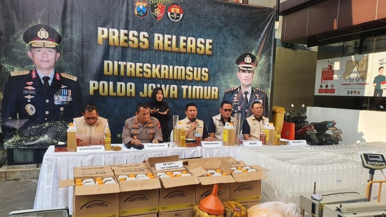 Polda Jatim mengungkap kasus pemalsuan minyak goreng Minyakita di Sampang dan Surabaya, dengan total 14 ton minyak palsu disita dan kerugian mencapai Rp727 juta.
