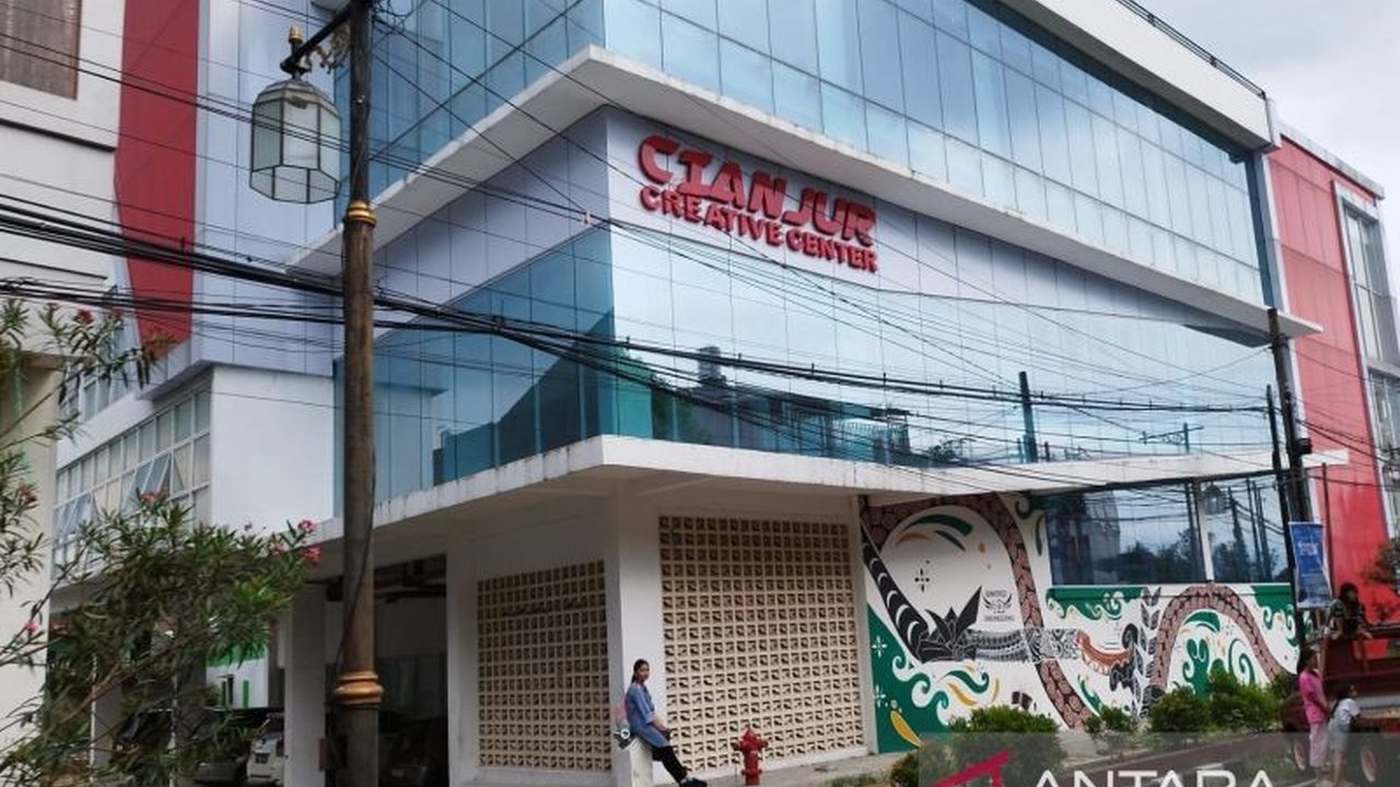 Pemkab Cianjur memanfaatkan Gedung Cianjur Creative Center (CCC) yang terbengkalai menjadi Mal Pelayanan Publik (MPP) untuk meningkatkan pelayanan masyarakat.