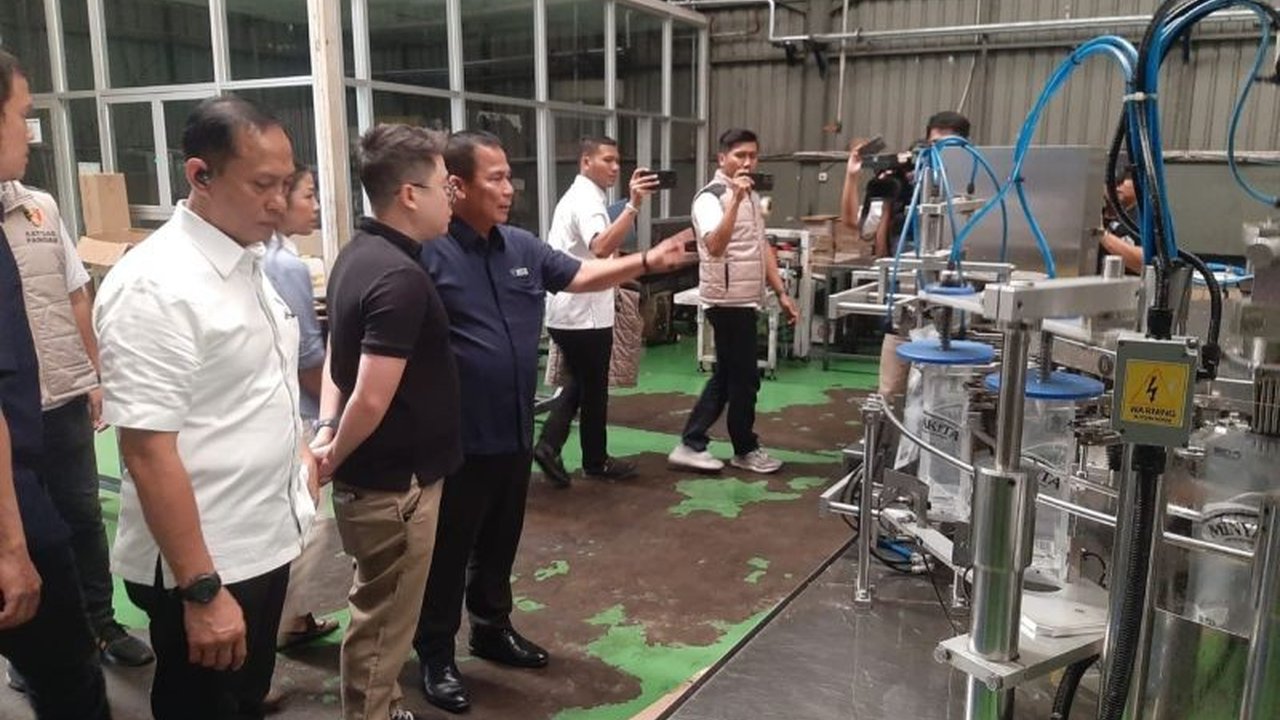 Kementerian Perdagangan menemukan indikasi kecurangan penjualan MinyaKita, yaitu penggunaan minyak goreng non-DMO dan pengurangan takaran isi kemasan, dengan ancaman hukuman penjara dan denda besar.