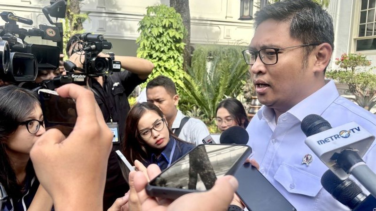 Wakil Menteri Pertanian laporkan surplus beras hingga 3 juta ton kepada Presiden Prabowo, yang meminta agar keberhasilan tersebut dipertahankan demi ketahanan pangan nasional.