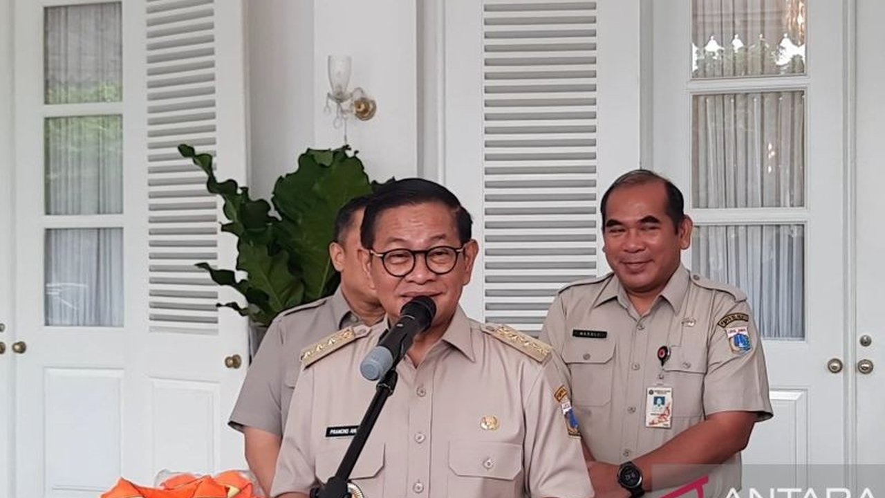 Pemerintah Provinsi DKI Jakarta akan membangun tanggul untuk mengurangi dampak banjir rob di Jakarta Utara setelah Lebaran 2025, sebagai langkah mitigasi sementara sebelum pembangunan NCICD rampung.
