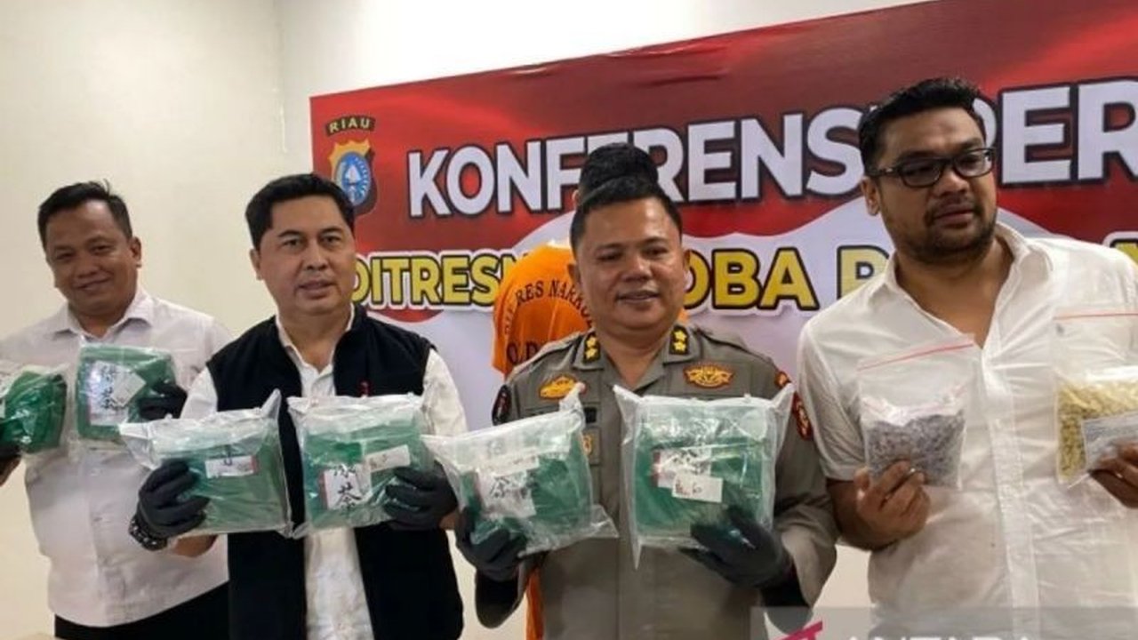 Polda Riau mengungkap kasus penyelundupan 13,1 kg sabu dan 6.662 pil ekstasi; polisi memburu pengendali jaringan internasional tersebut.
