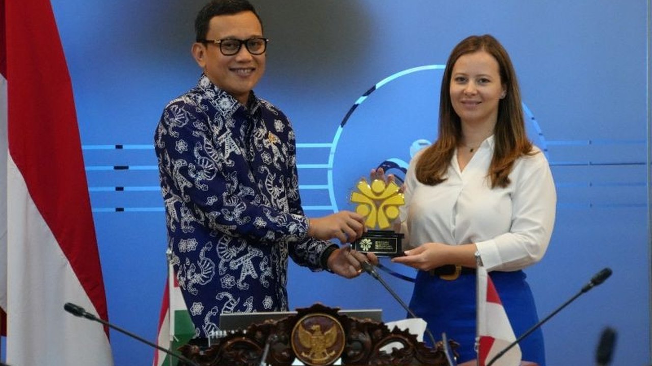 Pemerintah Indonesia tengah menjajaki peluang penempatan pekerja migran Indonesia di Hungaria, yang membutuhkan sekitar 50 ribu pekerja asing, dengan fokus pada peningkatan perlindungan dan keterampilan pekerja.