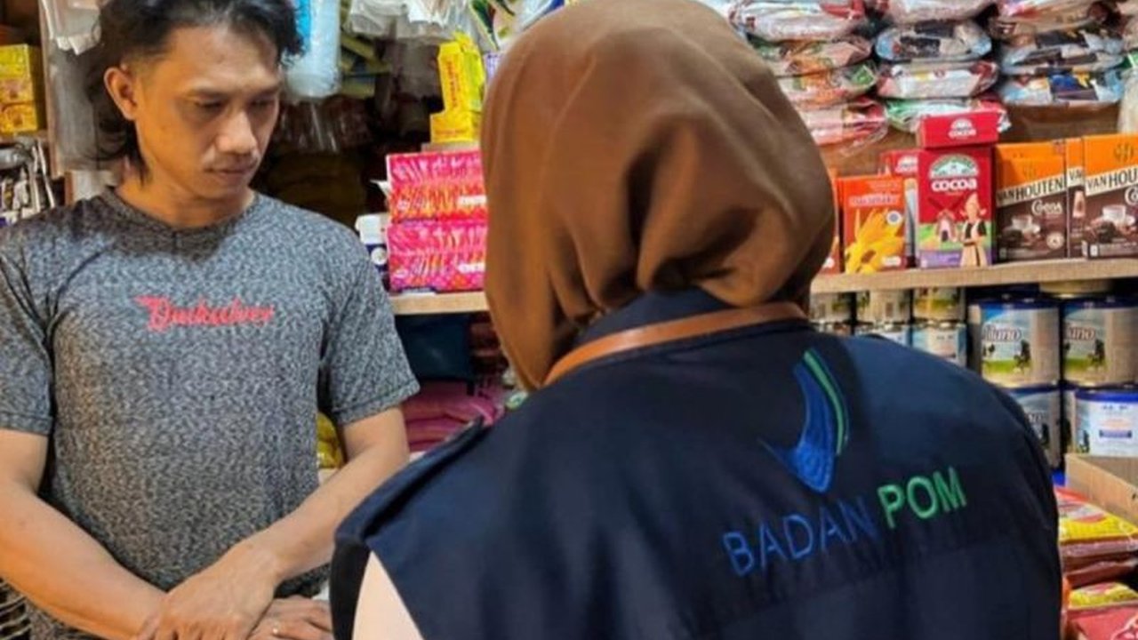 BPOM Ambon intensifikasi pengawasan pangan di Ambon jelang Lebaran, temukan 40 sampel pangan aman dan 1 tidak layak konsumsi.  Pengawasan dilakukan di 13 sarana distribusi.