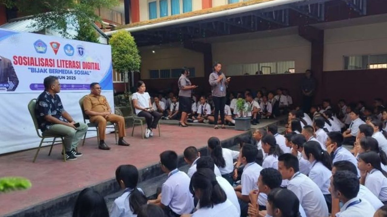 Pemerintah Kota Ambon melalui Diskominfo sosialisasikan literasi digital kepada siswa SMP untuk mencegah dampak negatif media sosial dan membentuk karakter positif di era digital.