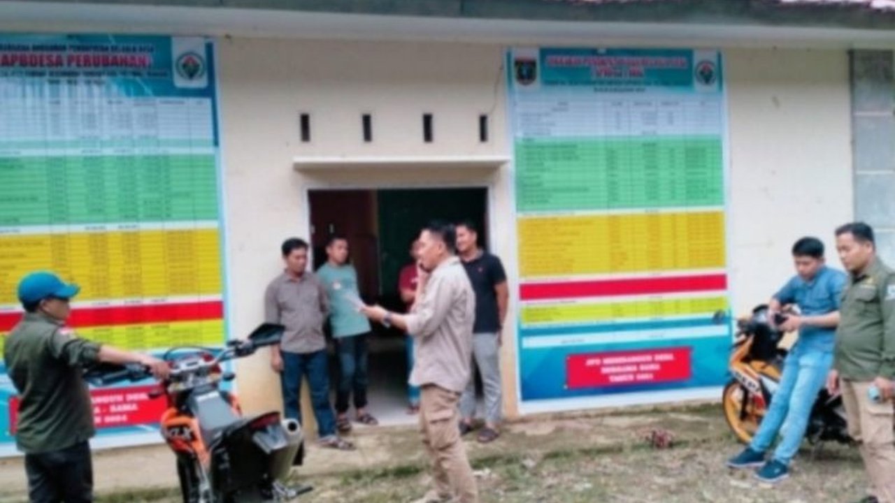 Pemerintah Provinsi Sulawesi Barat (Sulbar) menyalurkan bantuan pemasangan listrik hemat energi kepada 180 rumah tangga sasaran (RTS) di tujuh kabupaten untuk mengurangi kemiskinan dan meningkatkan kesejahteraan masyarakat.