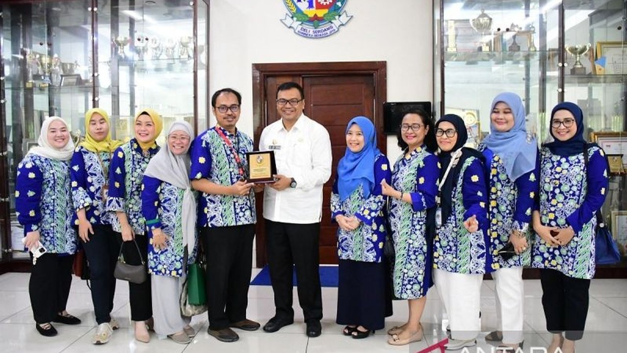 Bupati Deli Serdang, dr. Asri Ludin Tambunan, mendorong peningkatan kualitas dokter Indonesia agar mampu menjadi tuan rumah dalam pelayanan kesehatan di tanah air, tanpa mengedepankan materi semata.