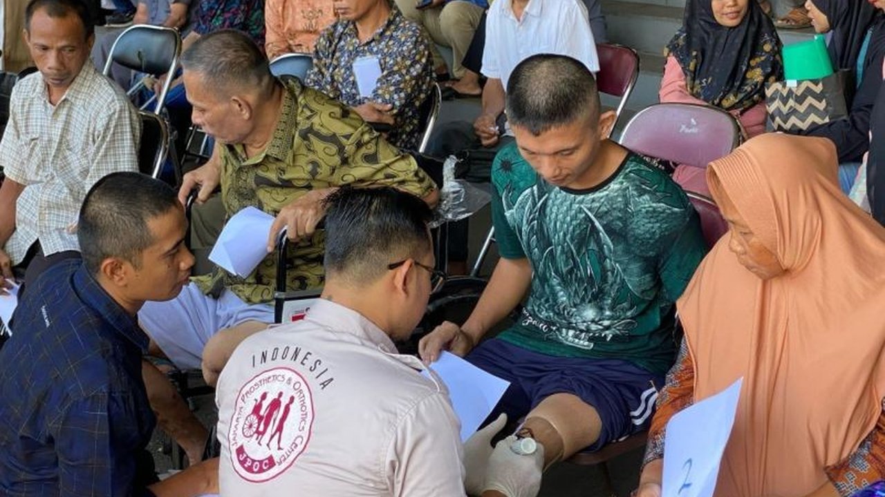 Pemkab Jepara, Baznas, dan Yayasan Peduli Tuna Daksa Jakarta berkolaborasi memberikan bantuan kaki dan tangan palsu kepada 50 penyandang disabilitas tunadaksa di Jepara.