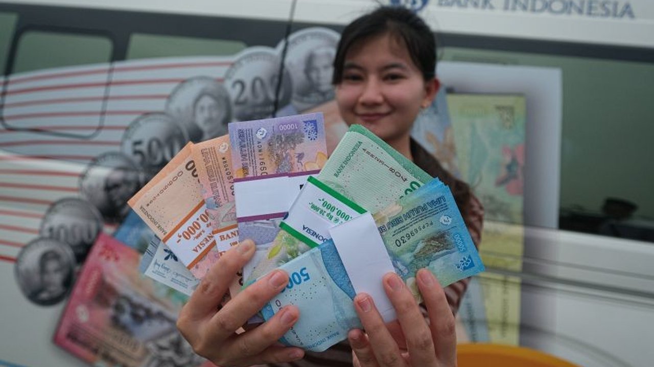 Pelemahan kurs rupiah terhadap dolar AS mencapai 44 poin, didorong oleh rilis rating Fitch yang menyoroti potensi ketidakpastian APBN dan tantangan pertumbuhan ekonomi Indonesia di masa mendatang.