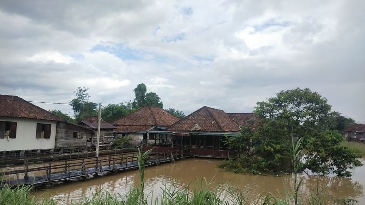 Intensitas hujan tinggi di Kota Jambi mengakibatkan banjir yang merendam 10 kelurahan di lima kecamatan, dengan 105 jiwa dari 31 KK terdampak, termasuk lansia, ibu hamil, dan balita.