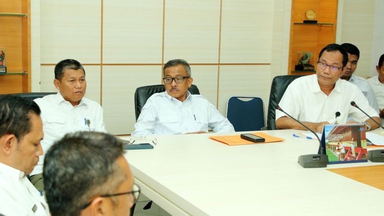 Pemerintah Kota Batam mengevaluasi Perwako terkait insentif dan bantuan masyarakat untuk mempertegas hak dan kewajiban penerima manfaat, termasuk penyaluran bantuan untuk lansia dan asuransi bagi pekerja informal di tahun 2025.