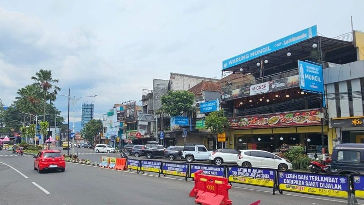 Pemkot Batu genjot pendapatan dari retribusi parkir tepi jalan umum (TJU) melalui pengawasan, edukasi, dan pembinaan yang lebih masif untuk mencapai target pendapatan daerah.