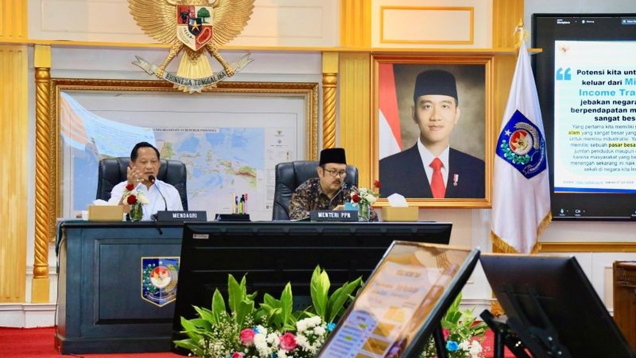 Menteri Dalam Negeri (Mendagri) Muhammad Tito Karnavian membandingkan kondisi Indonesia saat ini dengan China pada 1998, menekankan potensi besar Indonesia untuk menjadi negara maju di 2045.