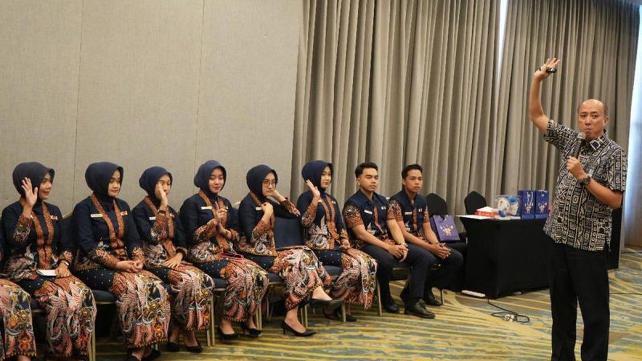 PT KAI Daop 5 Purwokerto menggelar pelatihan untuk petugas layanan pelanggan guna meningkatkan kualitas layanan dan mencapai target 'zero complaint' selama Angkutan Lebaran 2025.