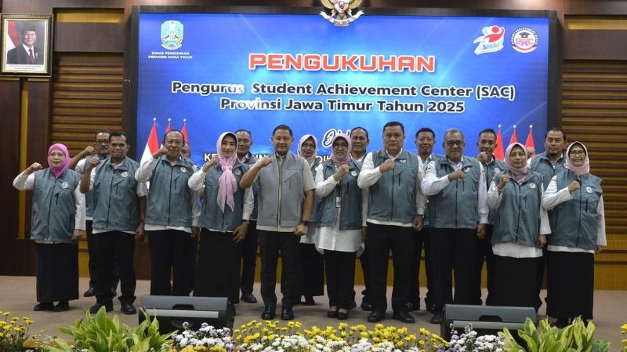 Dinas Pendidikan Jawa Timur kukuhkan pengurus Student Achievement Center (SAC) Provinsi untuk tingkatkan prestasi akademik dan non-akademik pelajar Jatim.
