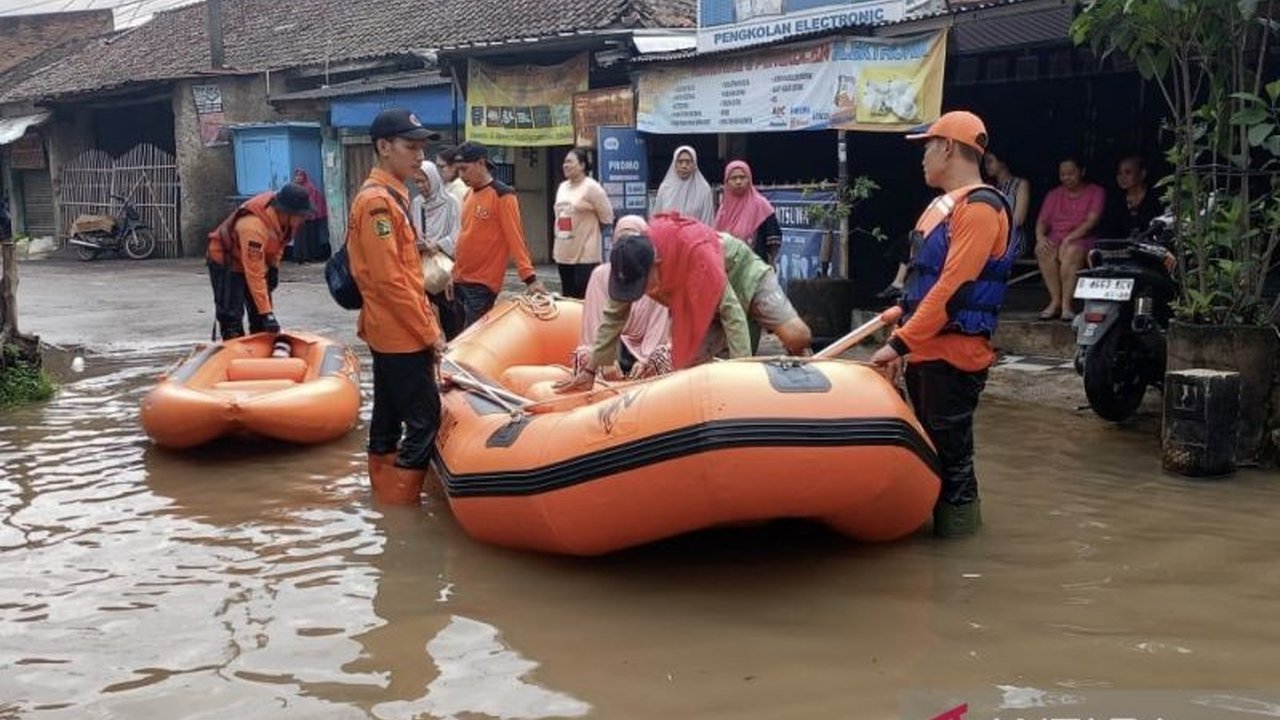 Pemkab Bandung menetapkan status darurat bencana banjir selama dua pekan akibat 8.043 rumah di empat kecamatan terendam banjir setelah Sungai Cikapundung meluap.