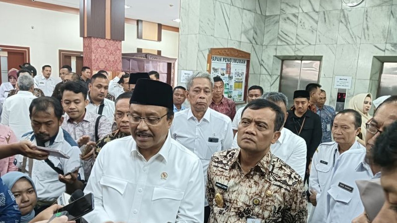Menteri Sosial Saifullah Yusuf mengumumkan program Sekolah Rakyat, sekolah gratis berkualitas untuk keluarga miskin, sebagai upaya memutus rantai kemiskinan dan mewujudkan Indonesia Emas 2045.