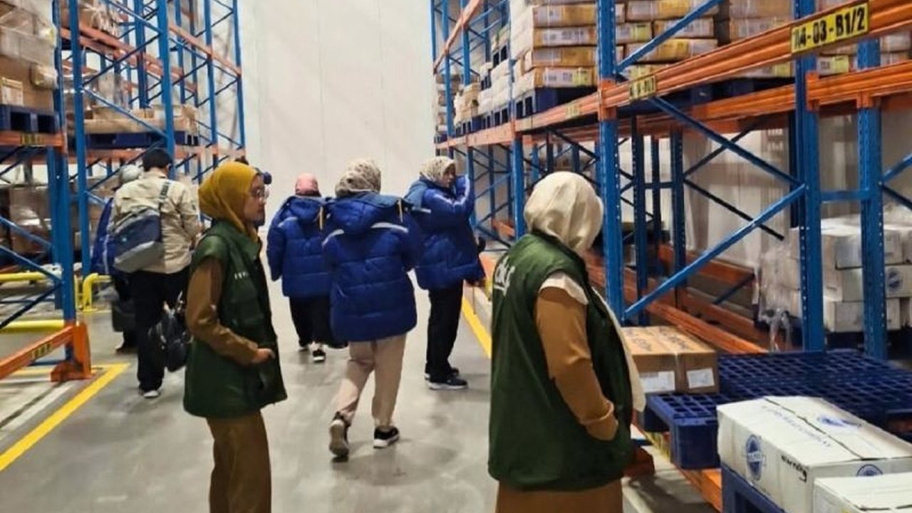 Dinas Ketahanan Pangan Kota Tangerang, bersama Kementerian Pertanian dan Dinas Pertanian Provinsi Banten, melakukan sidak pengawasan di tiga perusahaan daging impor untuk memastikan keamanan pangan jelang Lebaran.