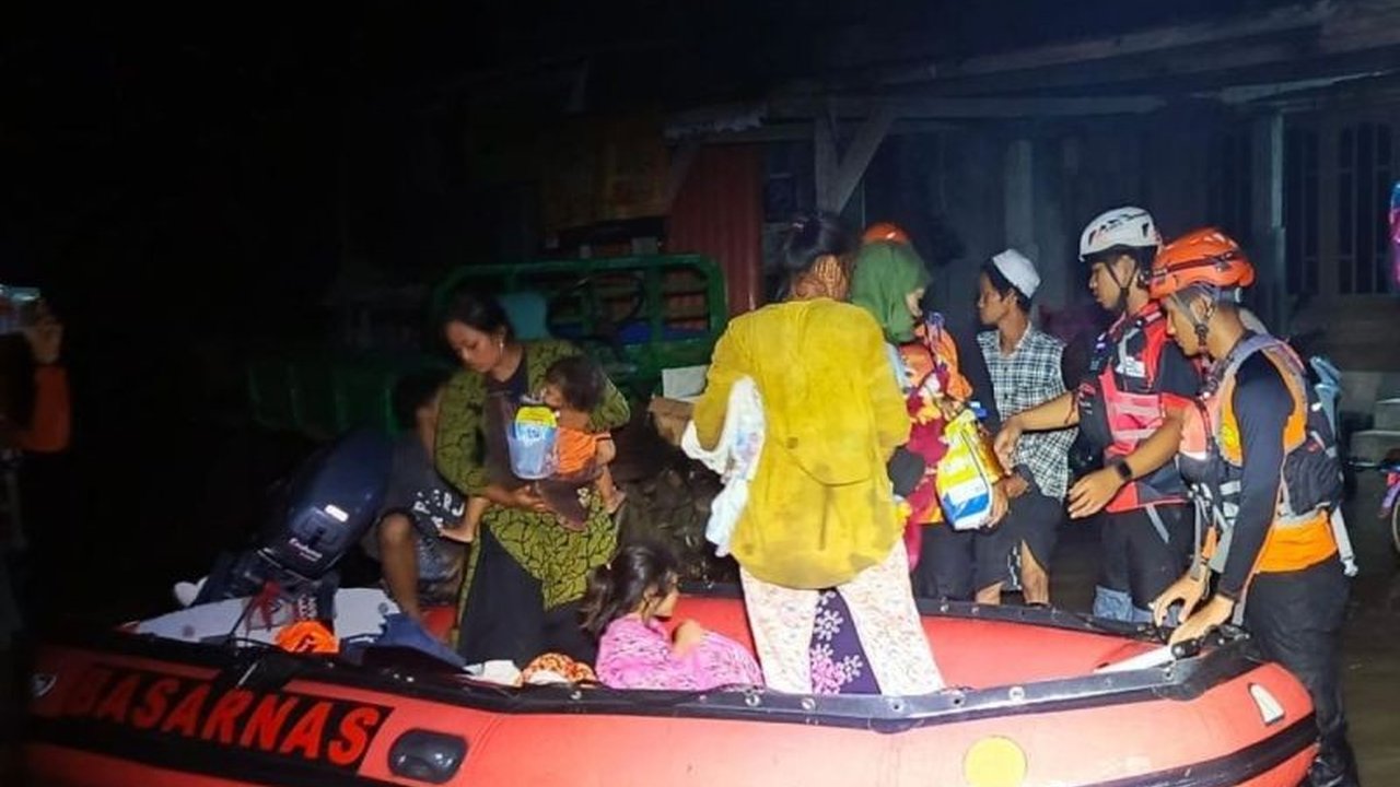 Banjir di Grobogan, Jawa Tengah, akibat jebolnya tanggul Sungai Tuntang telah merendam 29 desa di enam kecamatan,  mengakibatkan ribuan keluarga terdampak dan ratusan mengungsi.