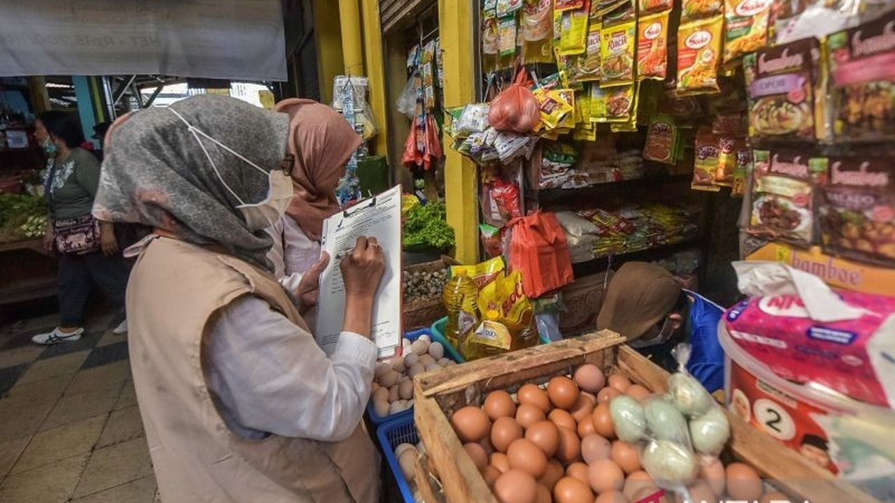 Petugas Pemkot Surabaya menemukan MinyaKita di Pasar Soponyono dengan takaran kurang 40 ml per kemasan; koordinasi dengan polisi dilakukan untuk penanganan lebih lanjut.