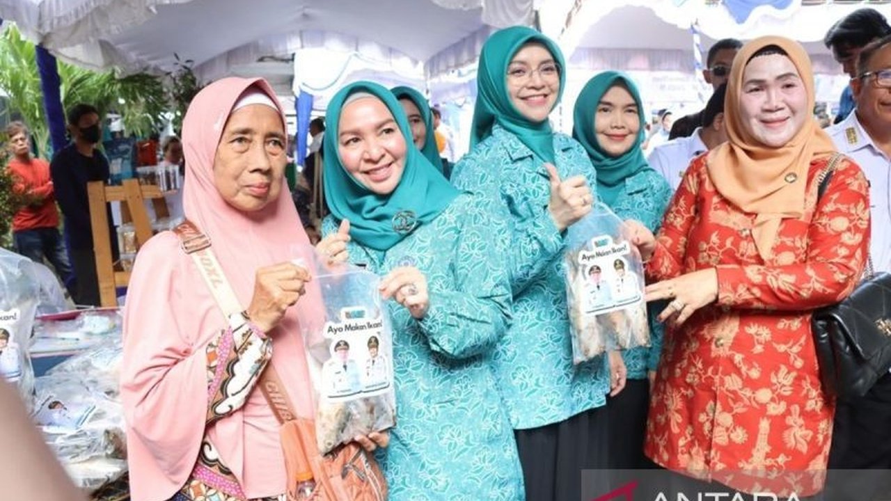 Dinas Kelautan dan Perikanan Kalimantan Selatan (Dislutkan Kalsel) bagikan ikan gratis dalam pasar murah untuk menekan angka stunting dan meningkatkan konsumsi ikan masyarakat.