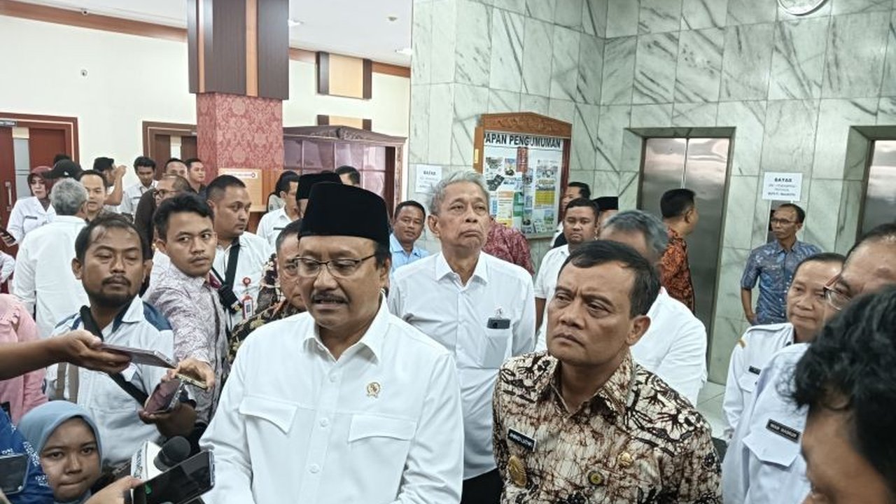 Kementerian Sosial (Kemensos) akan membangun empat sentra sekolah rakyat gratis di Jawa Tengah, mulai dari SD hingga SMA, untuk anak keluarga miskin ekstrem dan miskin di Pati, Magelang, Temanggung, dan Surakarta.