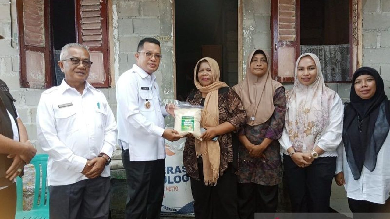 Wakil Bupati Belitung, Syamsir, menyerahkan bantuan beras dari Cadangan Pangan Pemerintah (CPP) kepada dua kepala keluarga korban angin kencang di Kelurahan Pangkalalang, Tanjungpandan, sebagai bentuk kepedulian di bulan Ramadhan.