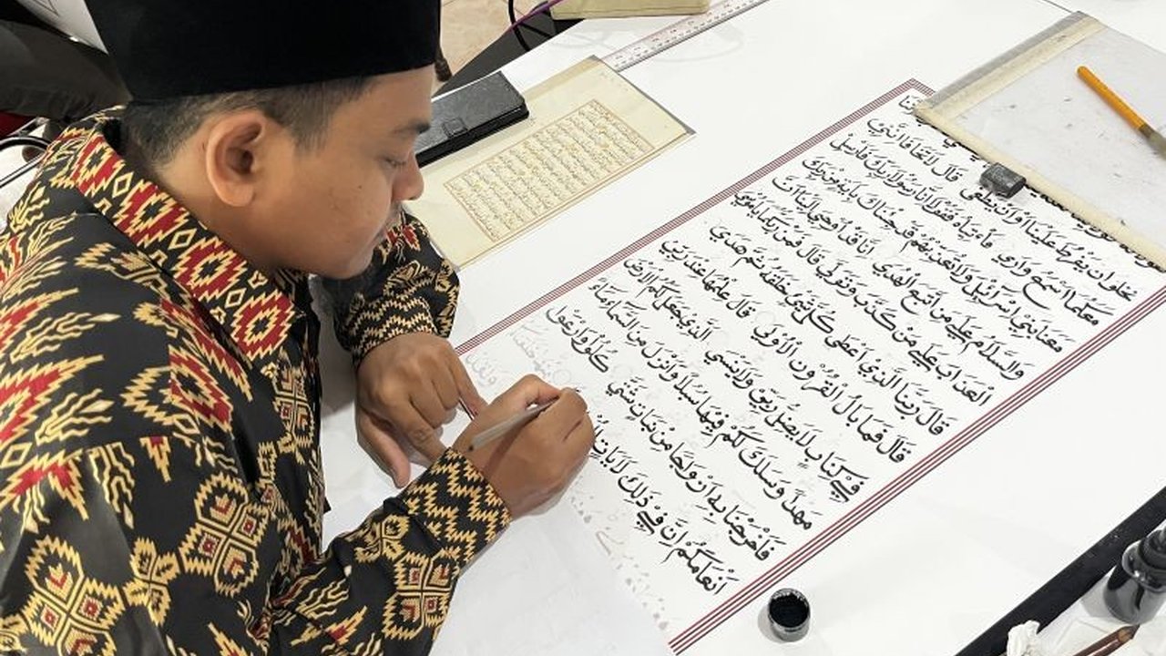 Tiga puluh kaligrafer Aceh bekerja sama menyalin ulang Mushaf Baiturrahman, manuskrip Al-Quran kuno peninggalan Belanda, yang memiliki keunikan dan nilai sejarah tinggi.