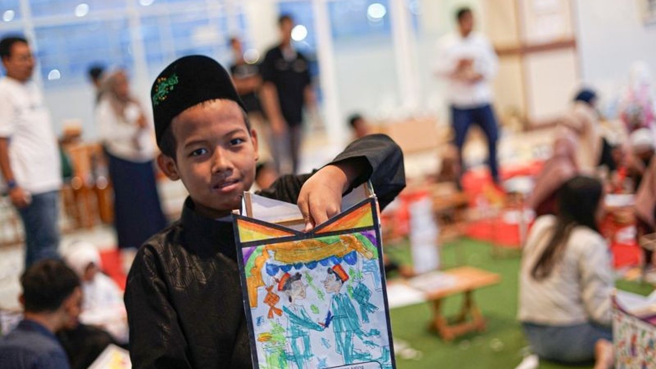 PT Pelindo Marine Service mengajak anak-anak panti asuhan dan kelompok belajar di Surabaya untuk mengenal dan melestarikan seni tradisional Damar Kurung, sebuah lampion unik dengan sejarah panjang dari masa Sunan Prapen.