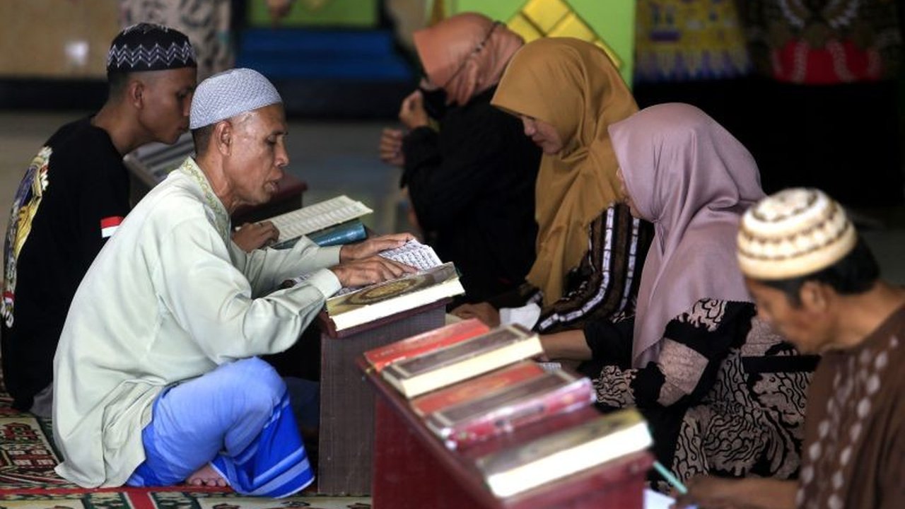 Selama Ramadhan, ratusan warga binaan Lapas Gorontalo mengikuti program keagamaan intensif, meliputi tadarus, pengajian, dan lomba, dalam upaya pembinaan mental dan perilaku.