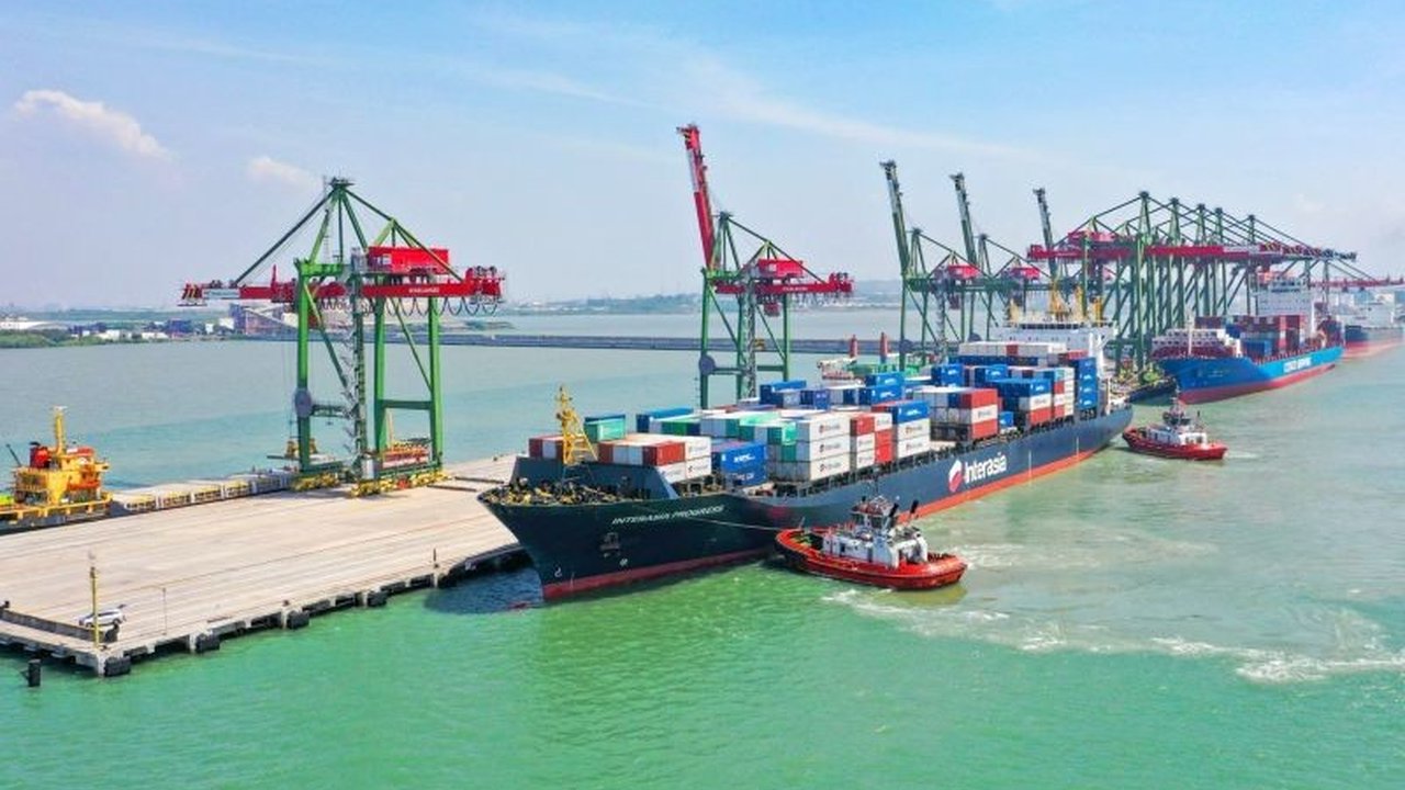 PT Terminal Teluk Lamong (TTL) Surabaya bertekad meningkatkan efisiensi logistik dengan memangkas waktu sandar kapal hingga di bawah 3 jam untuk kapal curah kering dan 30 menit untuk peti kemas pada 2025.