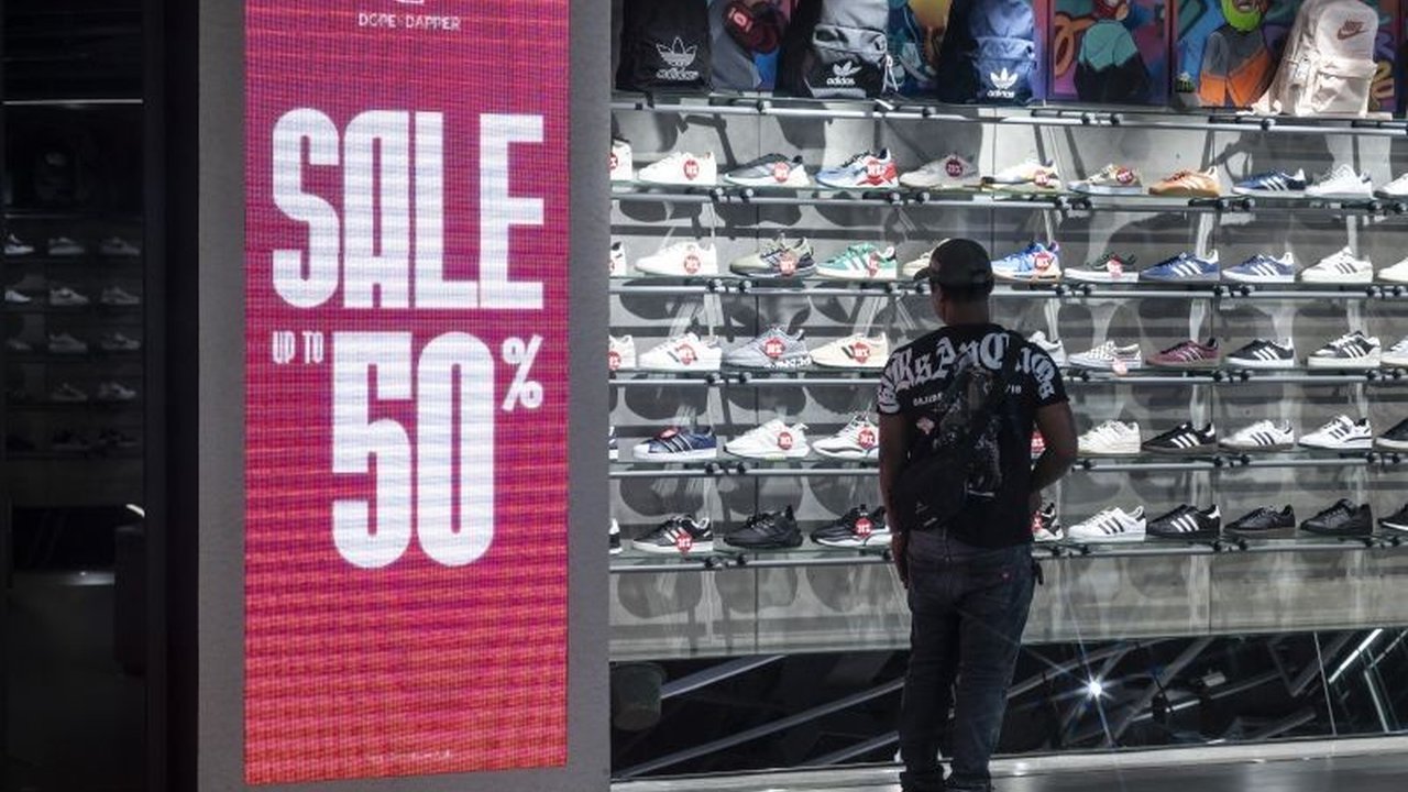 Bank Indonesia memprediksi pertumbuhan penjualan eceran di Februari 2025 tetap positif, terutama didorong oleh peningkatan penjualan peralatan informasi dan komunikasi serta sandang menjelang Ramadhan dan Idul Fitri.