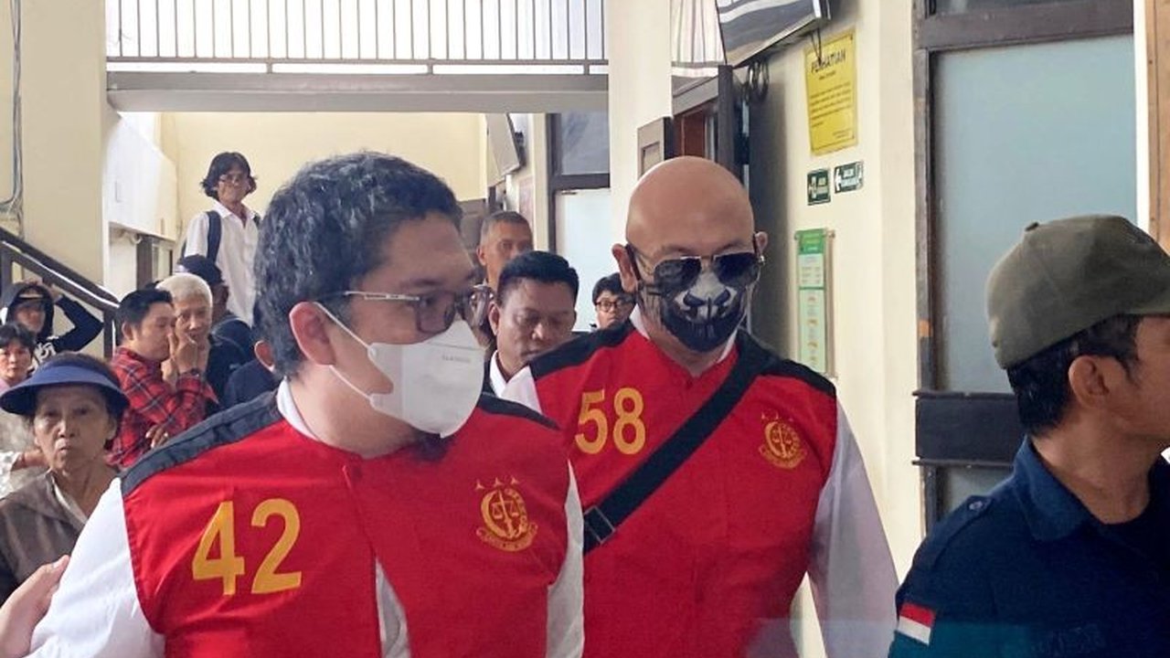 Sidang perdana kasus dugaan asusila terhadap Arif Nugroho, anak petinggi Prodia, dan Muhammad Bayu Hartanto digelar di PN Jaksel, Rabu (12/3), terkait kasus pembunuhan dan pemerkosaan.