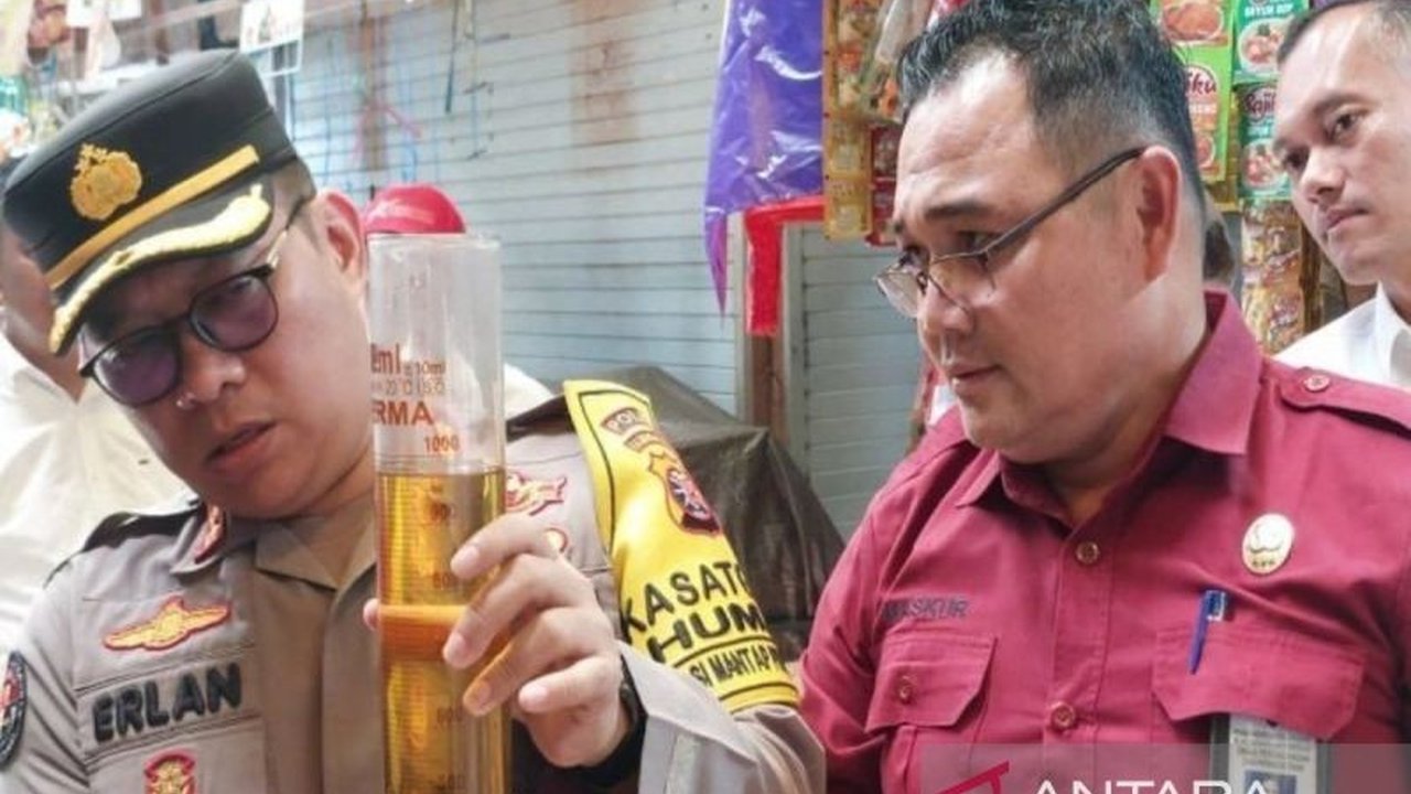 Tim Satgas Pangan Kalteng menemukan ketidaksesuaian takaran MinyaKita di Pasar Kahayan, Palangka Raya, dengan selisih hingga 30 mililiter per kemasan, memicu investigasi lebih lanjut.