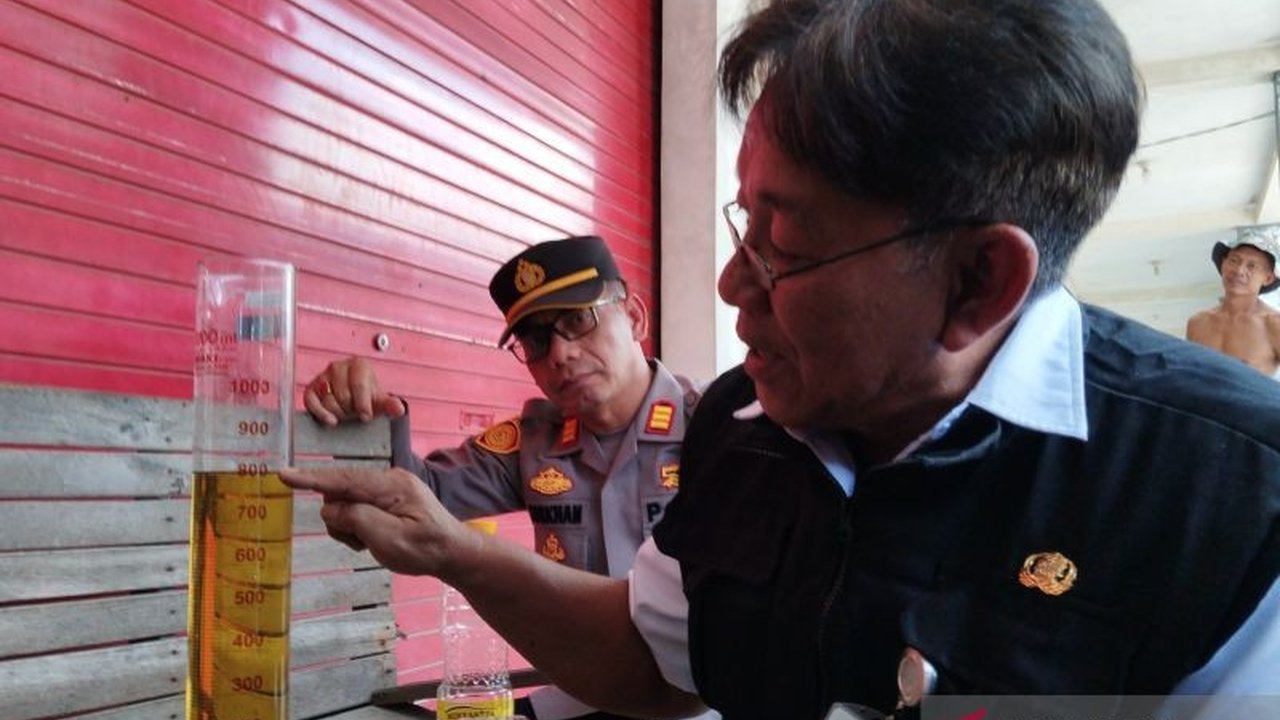 Tim gabungan di Kudus menemukan Minyakita dengan isi kurang dari takaran, hanya 820ml, dijual dengan harga lebih murah di Pasar Baru Wergu Wetan.