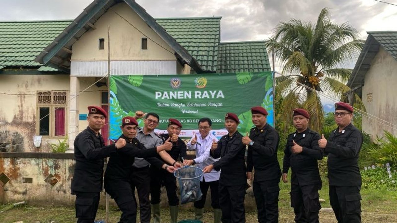 Kepala Kanwil Ditjenpas Kalbar dan Kalapas Bengkayang panen ikan patin hasil budidaya warga binaan Rutan Bengkayang, bukti nyata pembinaan kemandirian dan kontribusi nyata pada ketahanan pangan.