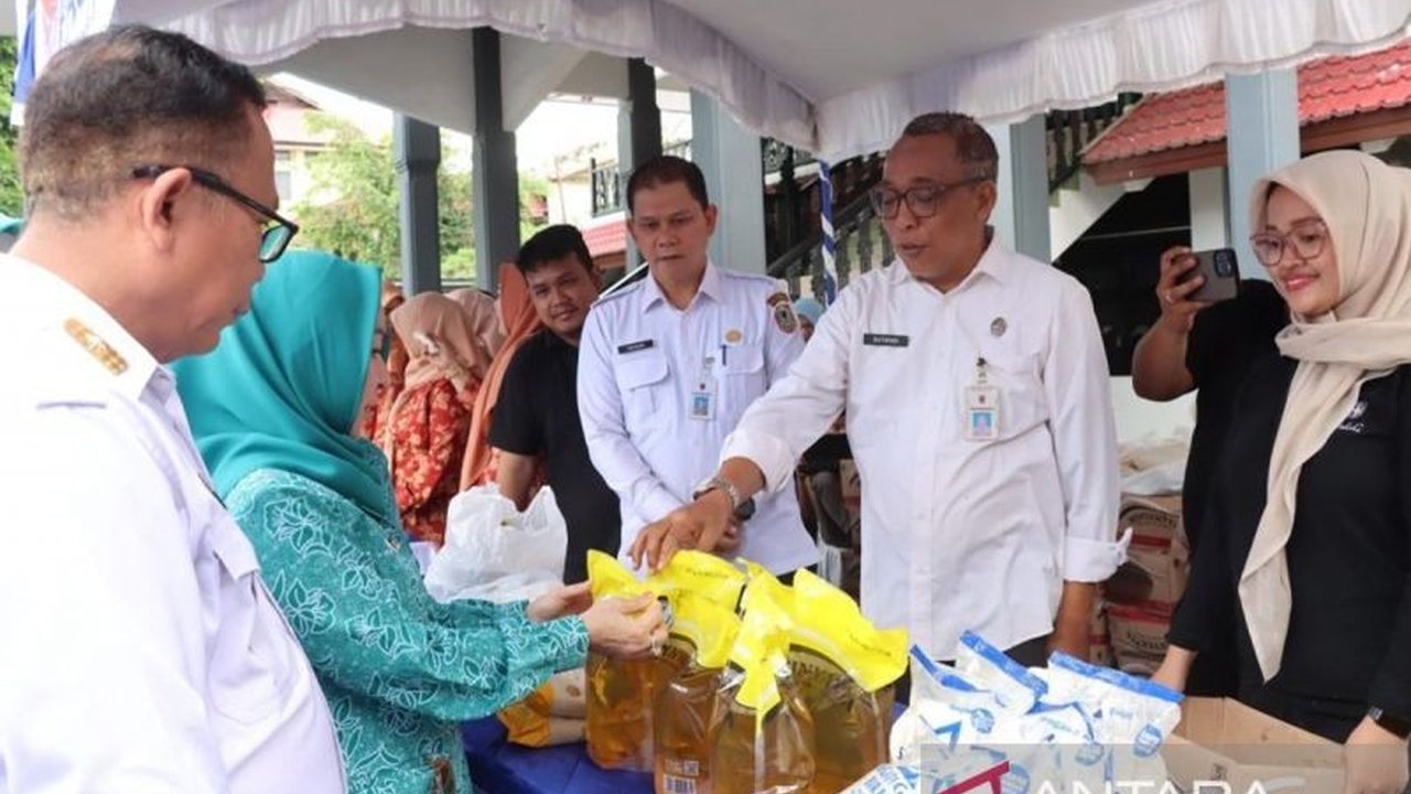 Dinas Perdagangan Kalsel menggelar pasar murah di 13 kabupaten/kota untuk membantu masyarakat memenuhi kebutuhan pokok dengan harga terjangkau selama Ramadhan.
