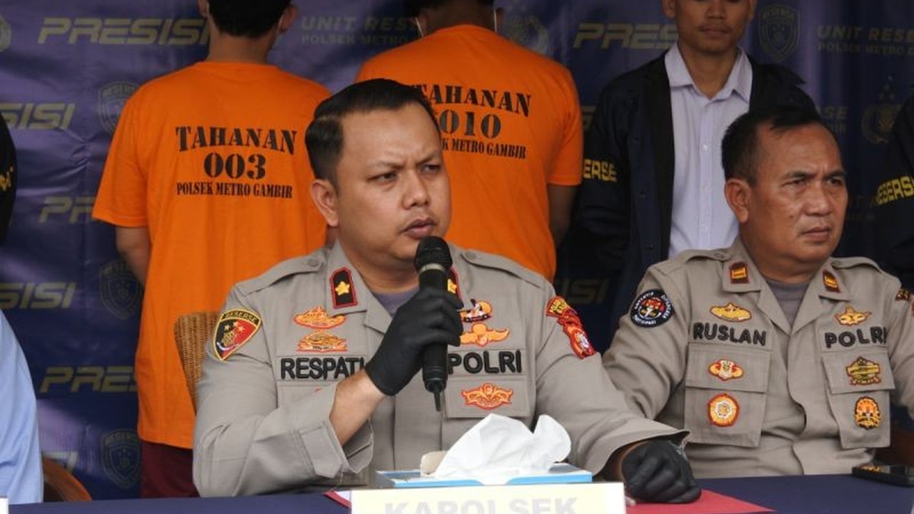 Polisi di Jakarta Pusat menangkap dua pengedar narkoba yang menyamar sebagai konsultan spiritual, menawarkan jasa spiritual sembari mengedarkan narkoba jenis sabu.
