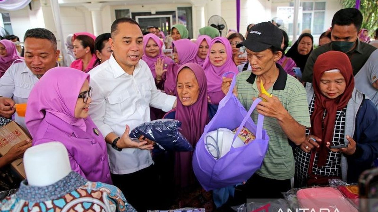 Pemerintah Kota Surabaya dan Gabungan Organisasi Wanita (GOW) Surabaya berkolaborasi membagikan sembako kepada 4.552 keluarga kurang mampu dalam acara Garage Day 2025 dan Pasar Sembako Ramadhan.