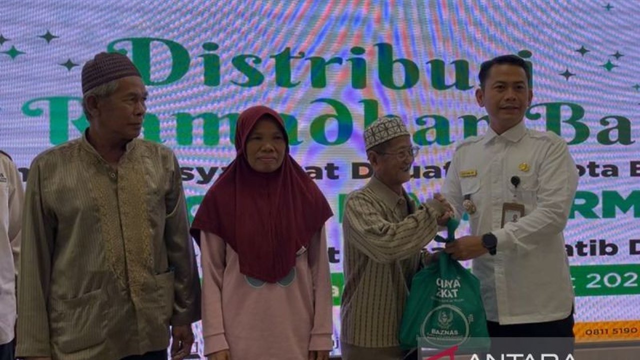 Baznas Banjarmasin menyalurkan 1.950 paket sembako kepada kaum dhuafa di lima kecamatan selama Ramadhan 1446 H,  bersamaan dengan program renovasi rumah layak huni.