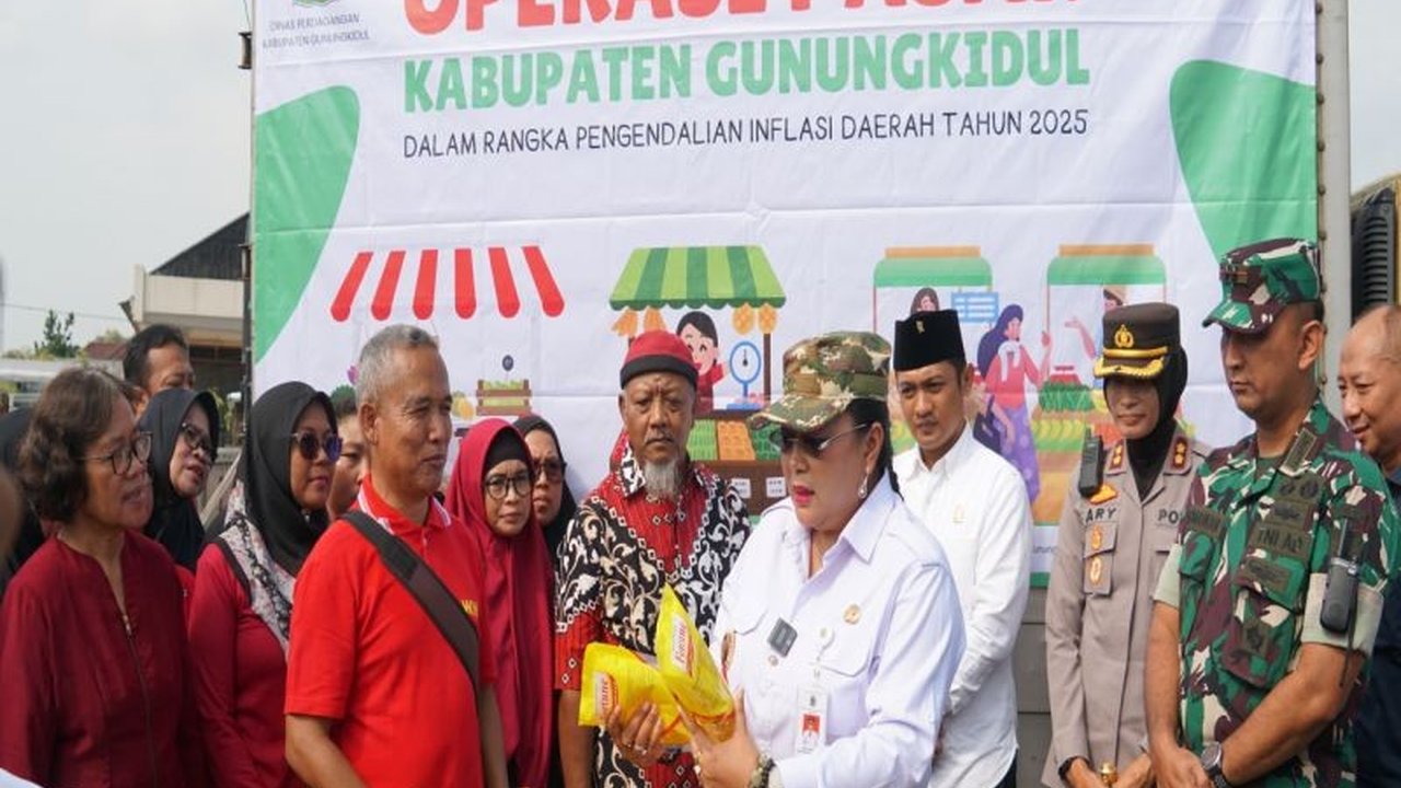 Pemerintah Kabupaten Gunungkidul memastikan stok kebutuhan pokok aman jelang Lebaran 2025, bahkan harga cabai cenderung turun, berkat pemantauan ketat dan operasi pasar.