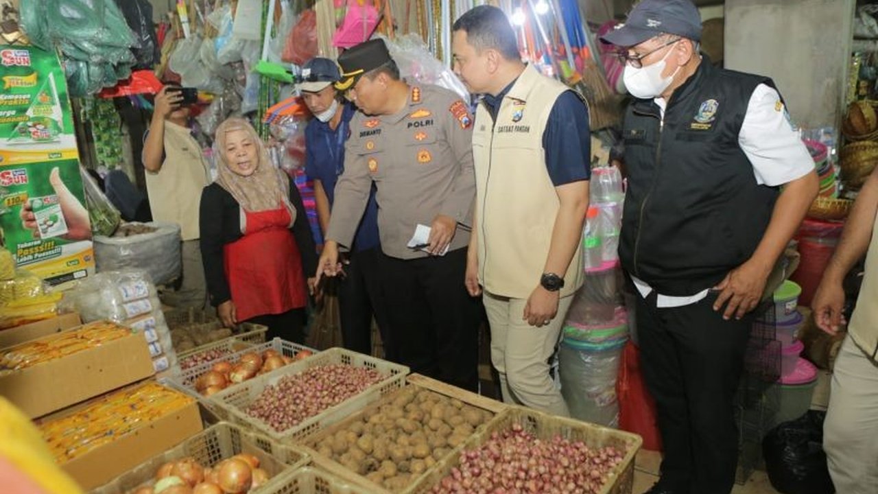 Polda Jatim mengungkap kecurangan volume Minyakita di Pasar Wonokromo, Surabaya;  harga jual juga di atas HET, dan Satgas Pangan akan menyelidiki distributor hingga produsen.