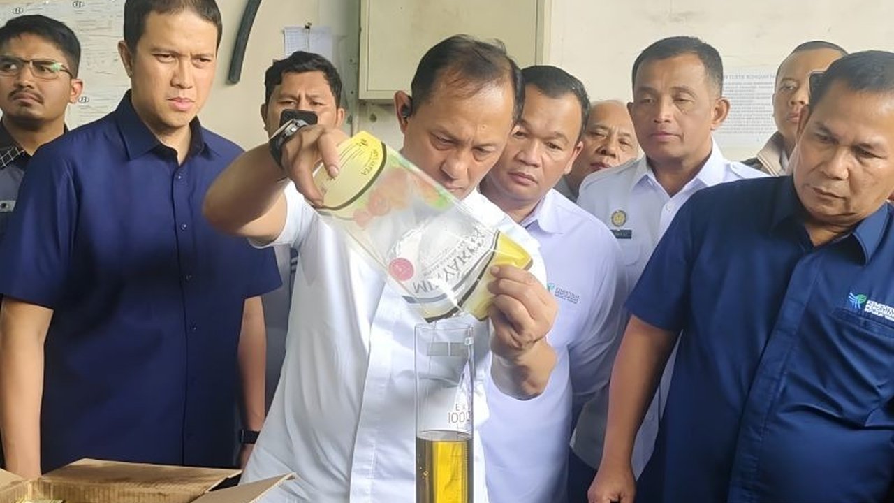 Polri melakukan pengecekan terhadap takaran MinyaKita di distributor Jakut dan memastikan masih dalam batas toleransi, meskipun ada sedikit kekurangan volume.