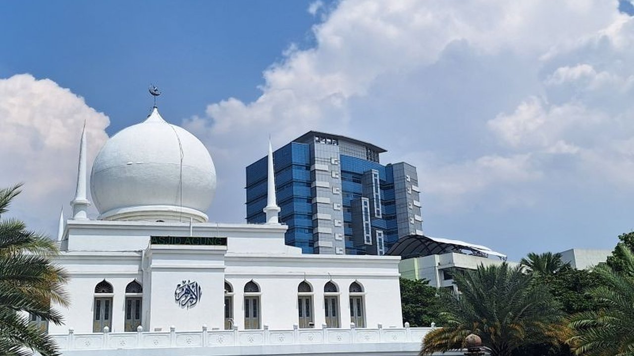 Masjid Agung Al-Azhar, Jakarta Selatan, dipadati jamaah yang melaksanakan iktikaf Ramadhan karena tradisi keluarga turun-temurun, meskipun jumlahnya menurun dibandingkan tahun lalu.