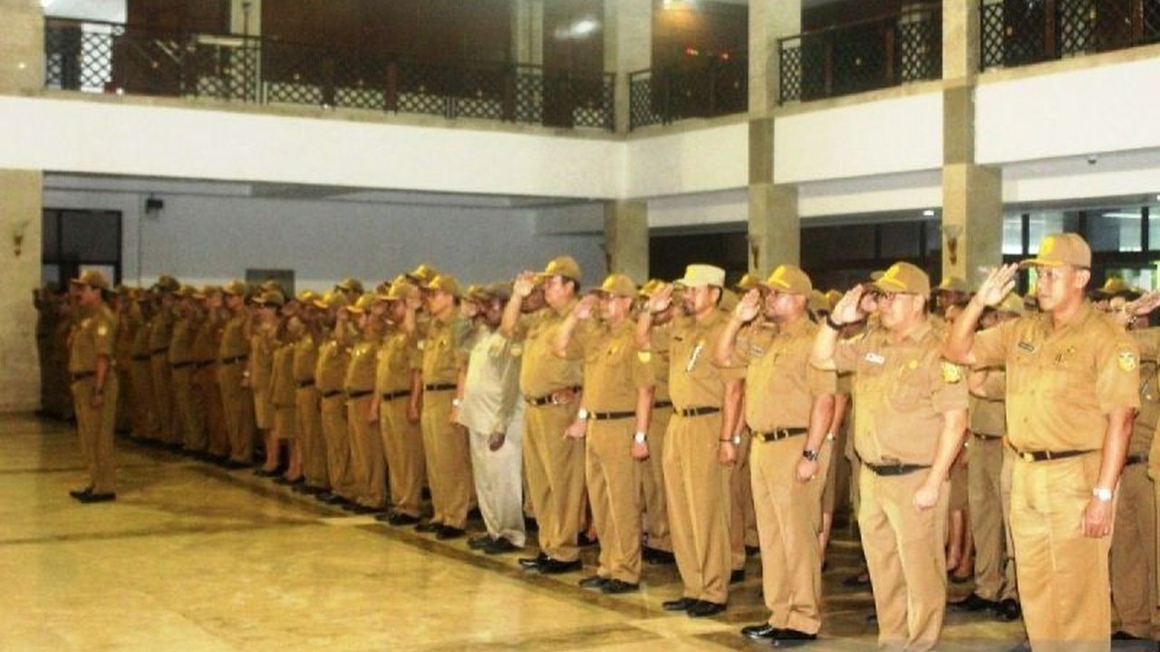 Ekonom Indef jelaskan pemberian THR, gaji ke-13, dan tunjangan kinerja 100 persen untuk ASN sebagai bentuk perhatian pemerintah terhadap kesejahteraan ASN, meskipun di tengah upaya efisiensi anggaran.