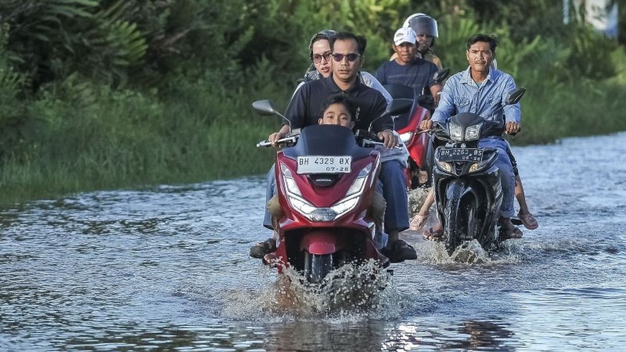 Fenomena Worm Moon pada Maret 2025 diprediksi BMKG memicu banjir rob di berbagai wilayah pesisir Indonesia hingga akhir Maret, berdampak pada aktivitas masyarakat.