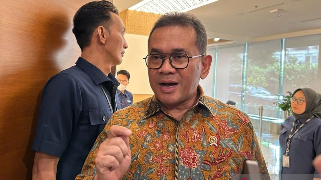 Menteri Perdagangan Budi Santoso memastikan pelaku usaha dilibatkan dalam revisi Permendag 8/2024 untuk mencari solusi tepat pengaturan impor, khususnya sektor TPT, demi melindungi industri dalam negeri.