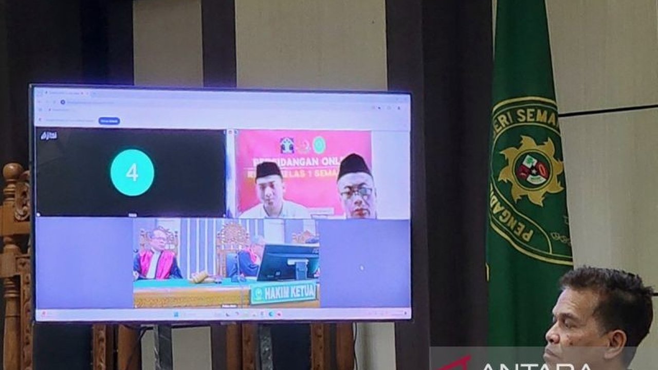 Mantan anggota Polda Jateng, Dwi Erwinta dan Zainal Abidin, divonis 2,5 tahun penjara dan denda Rp50 juta karena menerima suap Rp2,6 miliar dalam kasus calo penerimaan Bintara Polri 2022.