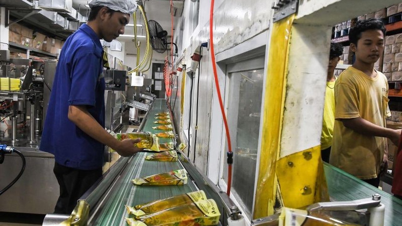 Komisi VI DPR RI mendesak pemerintah dan penegak hukum menindak tegas oknum pemalsu minyak goreng Minyakita yang merugikan konsumen dan negara.